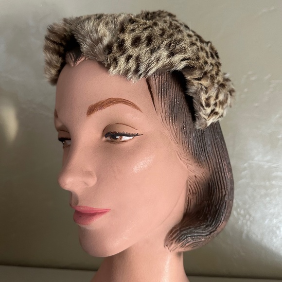 STYLISH 1950s\'  LEOPARD FUR CAP IN A \